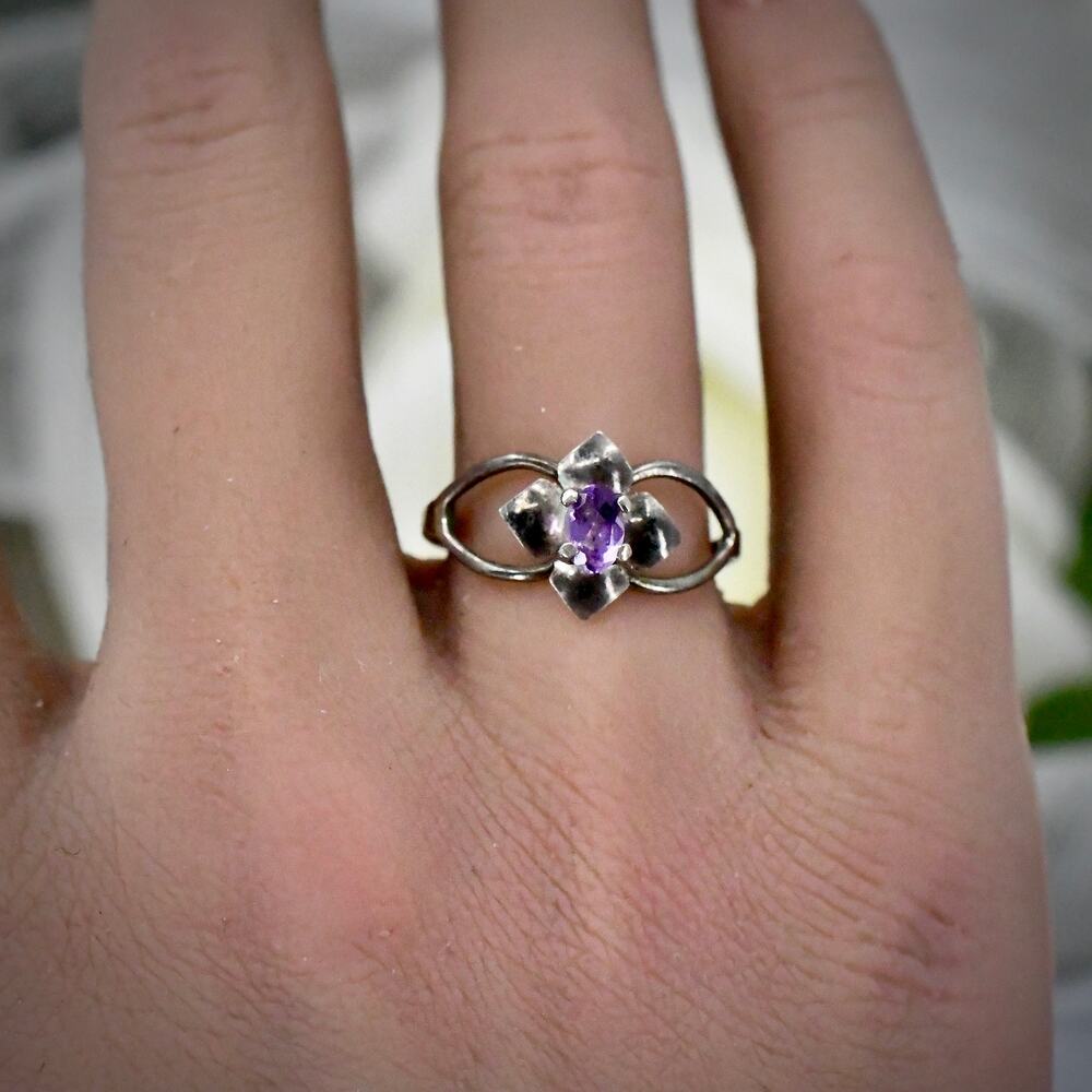Unmarked 950 Silver Ring Amethyst Floral Leaf Delicate 1.5g Size 6.5
